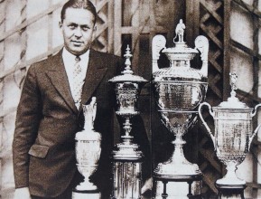 Nejlepší kolekce, jediný dobytý Grand Slam v historii golfu. Bobby Jones a jeho vítězné trofeje z major turnajů roku 1930. 