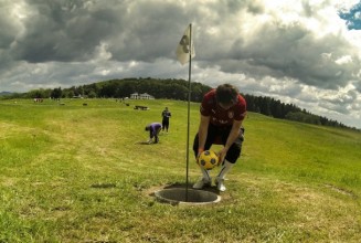 Jak spojit fotbal, nejpopulárnější sport na planetě, a golf? Nový sport fotbalgolf se hraje i v Dymníku u Rumburka (foto převzato ze stránek místního hřiště).