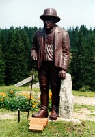 31-sumava-obr Socha šumavského siláka Josefa Klostermanna (1819-1888), zvaného Rankl Sepp, na Horské kvildě.