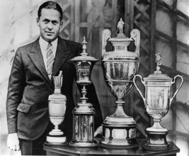 Nejslavnější golfový amatér 20. století: Američan Bobby Jones a a jeho trofeje z tehdejšího Grand Slamu. Vyhrál čtyři majory v jednom kalendářním roce, 1930.  