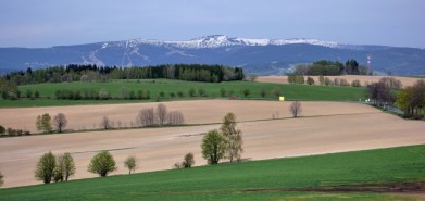 Krkonoše z cesty, která vede do Vysokého nad Jizerou