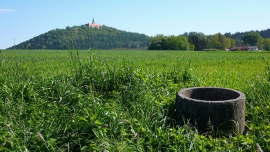 Zelená hora v obklopení - zeleně?