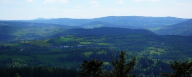 Vpravo na obzoru Poledník, vlevo vzadu Velký Ostrý v Německu