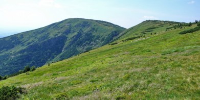 Krkonoše: vlevo Kotel (1453 m), vpravo Harrachovy kameny