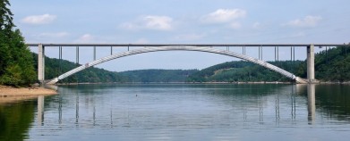 Žďákovský most nad Orlíkem je z roku 1967, délka přes 500 metrů, rozpětí oblouku přes 380 metrů