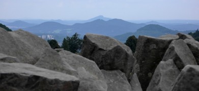 Z Panské skály (tzv. varhany), v pozadí vrch Ralsko, před ním kužele Lužických hor