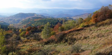 Doupovské hory, vojenský prostor Hradiště. Pohled na údolí Ohře a Krušné hory v pozadí.