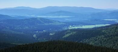 Masiv Plechého (1 378 m) z vrchu a rozhledny Boubín