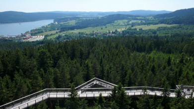 Pohled z rozhledny na Kramolíně na Lipno, vzadu bývalé hřiště Lipno