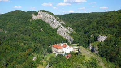 Svatojanská skála u Svatého Jana pod Skalou - foceno z Mramoru