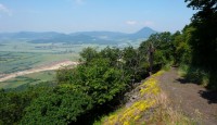 cesta na lovos Cesta na Lovoš, vzadu Milešovka