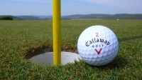 Golf je hra, v níž je cílem dostat míč do jamky na co nejméně úderů.