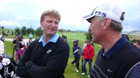 g-02-3 Golf je někdy prezentován jako sport horních deseti tisíc, ale není to pravda. Byť ho hrají i premiéři (M. Topolánek vpravo, vlevo jihoafrický špičkový hráč Ernie Els).