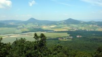 milesovka je ta vlevo Vlevo Milešovka, vpravo Kletečná (706 m)