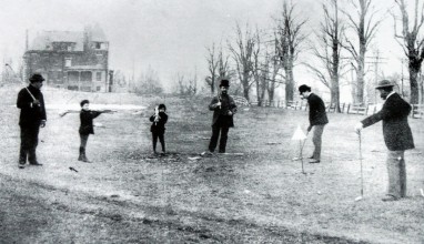 Rok 1888, členové newyorského klubu St. Andrews a jejich hra na pastvině v Yonkers, u domu jednoho z členů