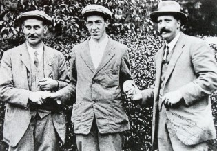 Hvězdná chvíle dvacetiletého amatéra Francise Ouimeta (uprostřed). Rok 1913 a US Open, ve kterém porazil britské profesionály Harryho Vardona (vlevo) a Teda Raye (vpravo).