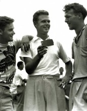 Uprostřed Harvie Ward, vpravo mladý Arnold Palmer