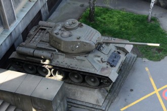 Dole před muzeem stojí tank T-34