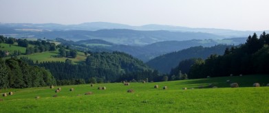 Pohled z okraje západních Krkonoš, cesta do Jilemnice, směrem na jih, na obzoru vrch Tábor u Českého ráje