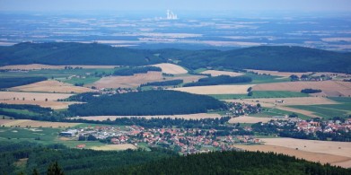Pohled z Kleťe v jižních Čechách,  v dáli Temelín