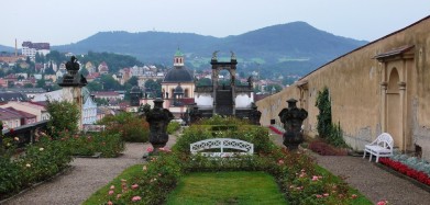 Růžová zahrada v zámku Děčín s vyhlídkovým glorietem