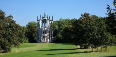 Gotický templ v parku zámku Krásný Dvůr. Původně i rozhledna, dnes nepřístupná.