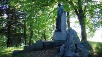 Pomník Adalbereta Stiftera v Horní Plané. Skoro nikdo o něm neví, je okolo něj i okrasný park, který založili ještě Němci na přelomu 19. a 20. století