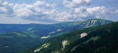 Studniční hora v Krkonoších (vpravo), pohled od Růžohorek