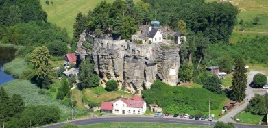Hrad Sloup v severních Čechách, pod Lužickými horami. Pohled z protější rozhledny Na Stráži. 