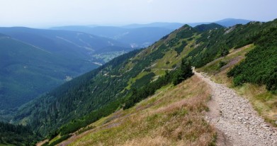 Kozí hřbety vpravo, dole údolí Svatopetrského potoka