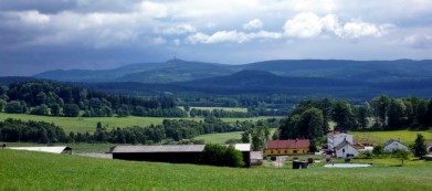 Český les, v pozadí vrch Velký Zvon s výzvědnou věží z dob socialismu